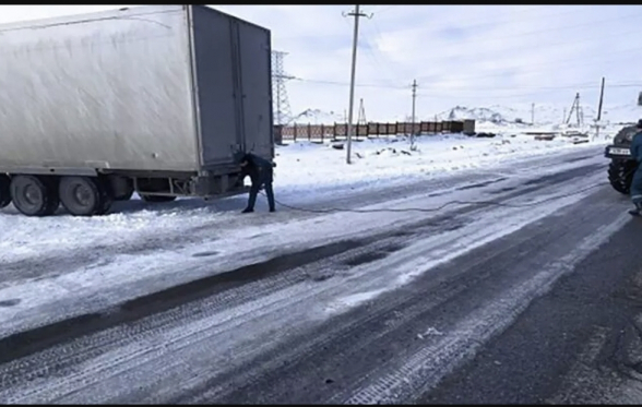 Սյունիքի մարզում բեռնատարը փակել է ճանապարհը. կա մոտ 100 արգելափակված ավտոմեքենա